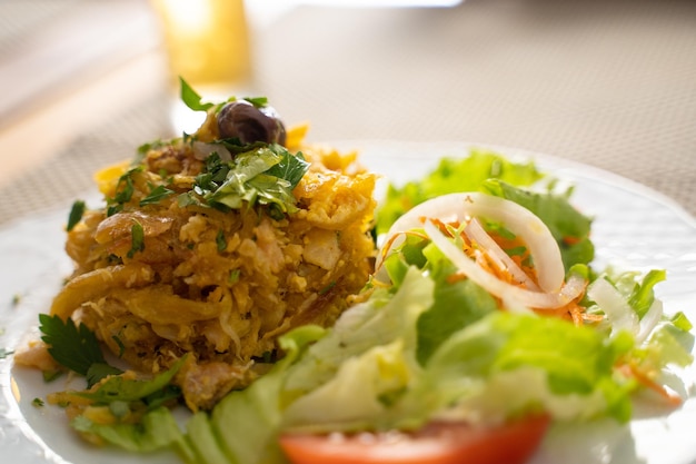 레스토랑에서 야채, 생선, 샐러드를 곁들인 건강한 요리를 가까이서 보세요