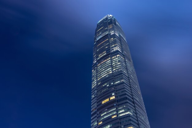 Chiuda sulla vista dell'edificio per uffici del punto di riferimento di hong kong alla notte a hong kong