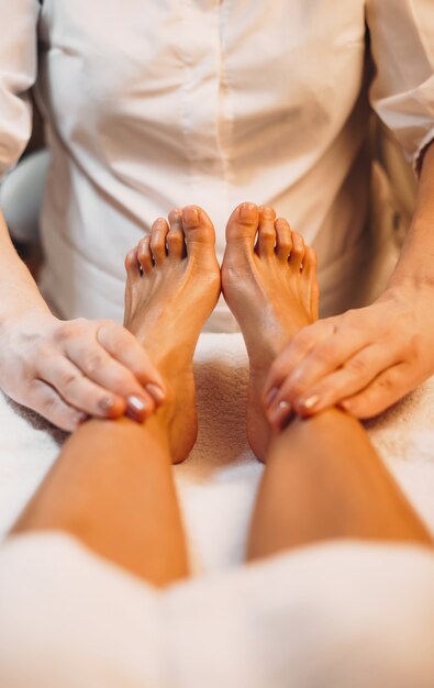 Photo close up view of a lady having a spa programmation for her legs skin care