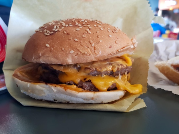 Foto vista ravvicinata per carne formaggio carne burger in esso è carta