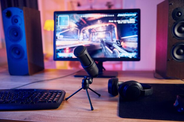 Foto vista ravvicinata del pc con microfono a casa con il gioco sparatutto lanciato su fps sperimenta la realtà virtuale