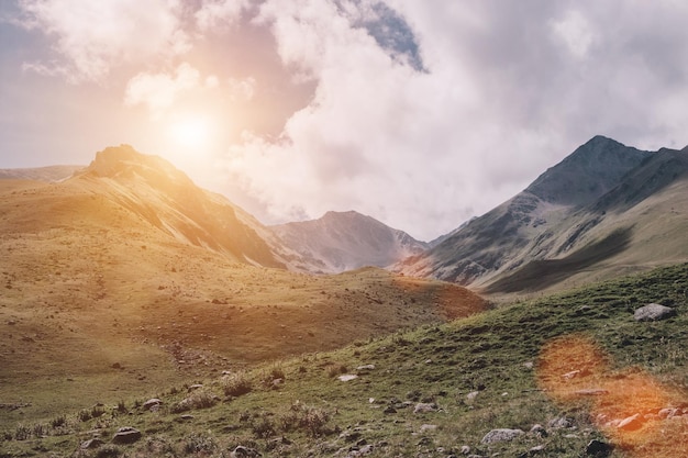 Foto vista ravvicinata scene di montagna nel parco nazionale di dombay, nel caucaso, in russia, in europa. paesaggio estivo, tempo soleggiato, cielo azzurro drammatico e giornata di sole