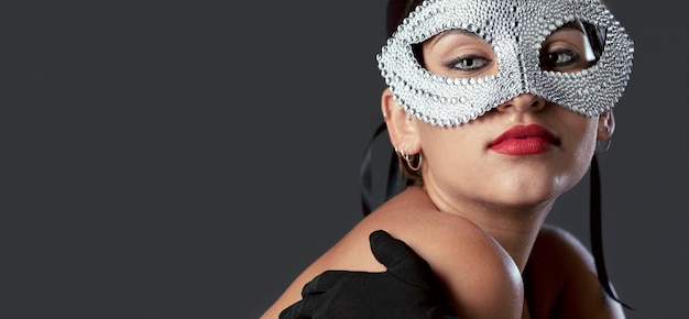 Foto vista ravvicinata della misteriosa donna con la maschera di carnevale