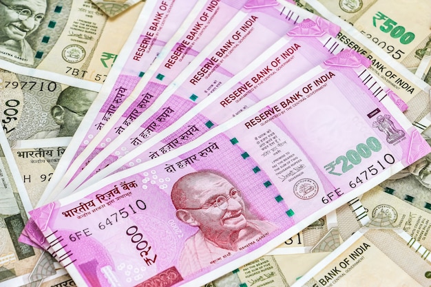 Фото Крупным планом вид новых индийских банкнот 2000 рупий. банкноты 500 рупий в фоновом режиме.