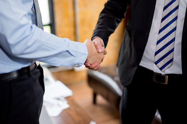 Фото Закрыть вид рукопожатия делового партнерства, два процесса рукопожатия бизнесмена.
