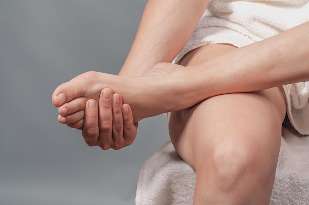 Фото Близкий взгляд на ногу в женских руках женские ноги рефлексология самомассаж ног