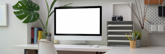사진 흰색 테이블에 빈 화면 컴퓨터, 사무 용품 및 장식 최소한의 사무실 공간의 뷰를 닫습니다