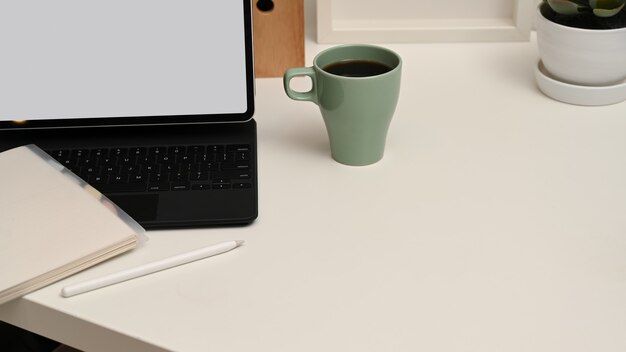 Фото Крупным планом вид рабочего стола с цифровым планшетом