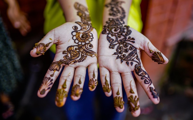 Photo close up view of people doing henna art on hand during sharwan festival at kathmandu, nepal.