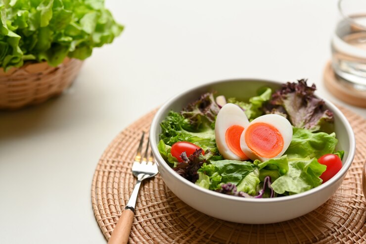 Photo 삶은 계란, 양상추, 토마토, 부활절 브런치, 야채 샐러드와 샐러드 접시의 뷰를 닫습니다