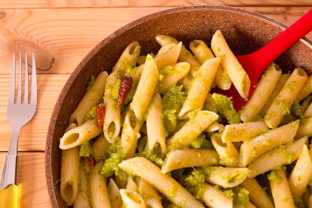 Photo close up view of a plate of traditional south italian recipe made with pasta broccoli and hot pepper