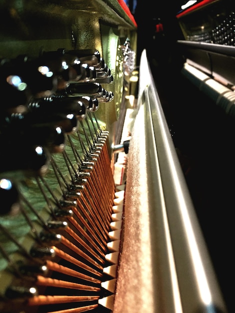 Foto vista ravvicinata di un pianoforte in fila