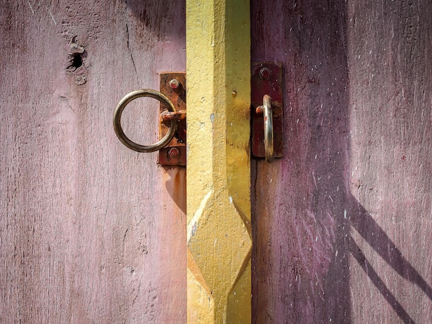 Photo close-up view of rustic door