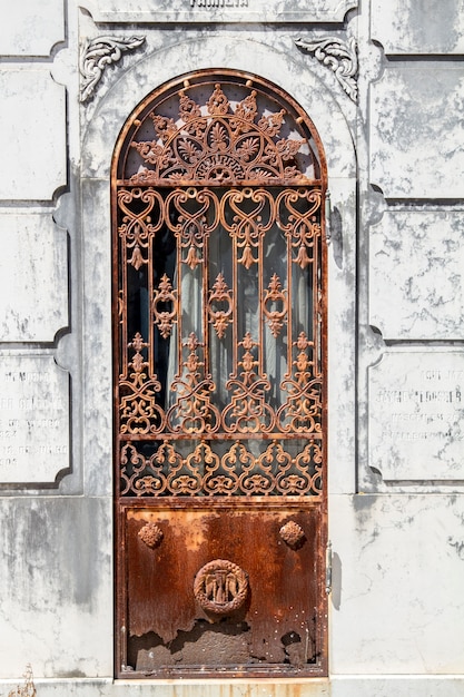 Chiuda sulla vista di una sezione dal cimitero portoghese famoso prazeres a lisbona, portogallo.