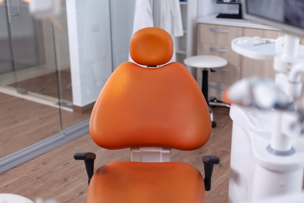 Photo close up view at set of dentist tools in modern dental office with nobody in it. the interior of stomatology clinic.