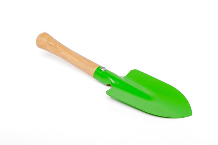 Photo close up view of a small gardening shovel isolated on a white background.
