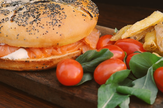 Foto chiuda sulla vista del bagel del salmone affumicato con formaggio cremoso