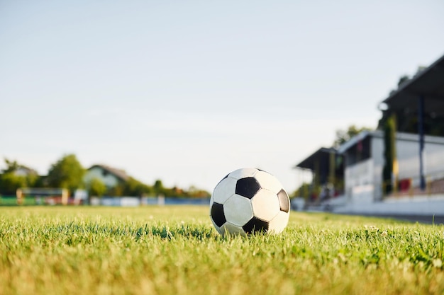 푸른 잔디에 누워 있는 축구공의 클로즈업 보기