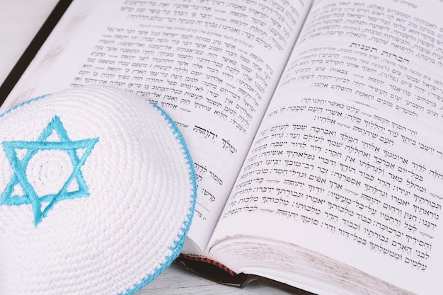 Photo close up view of torah with knitted kippah