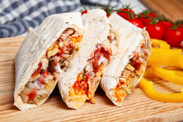 전통적인 아랍 shawarma에 볼을 닫습니다