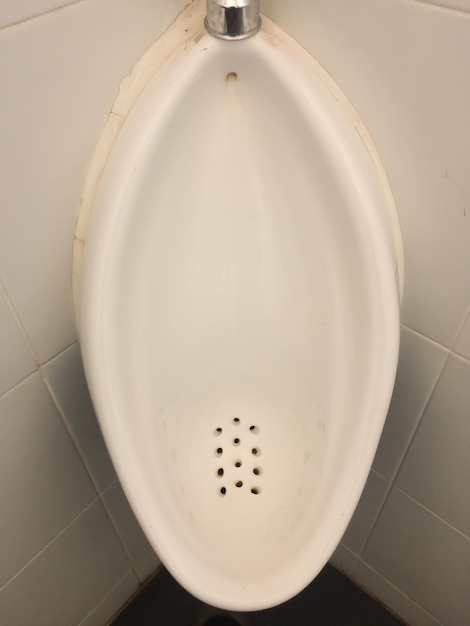 Foto vista ravvicinata di un urinario in bagno