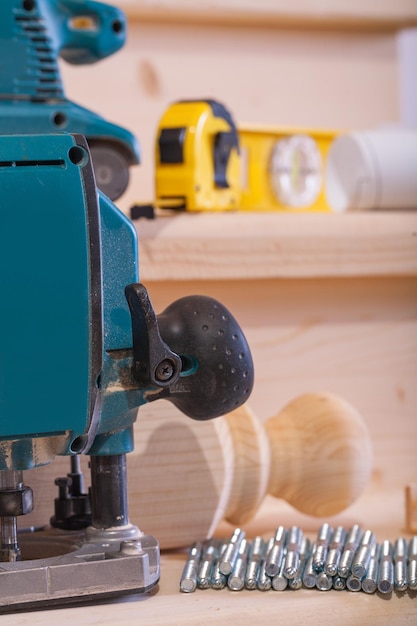 Vista ravvicinata su strumenti per la lavorazione del legno su assi di legno