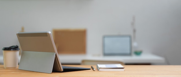 Foto vista ravvicinata dell'area di lavoro con tavoletta digitale