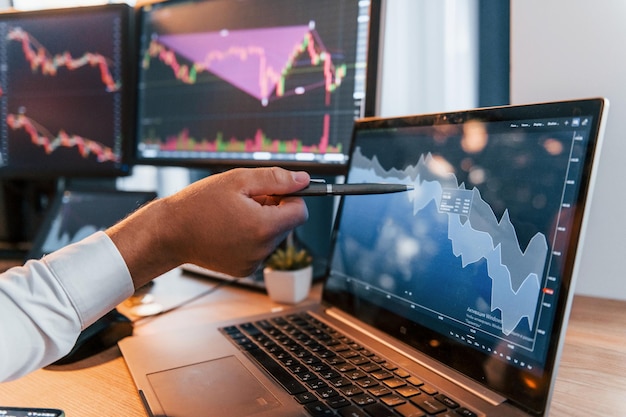 Photo close up view young businessman in formal clothes is in office with multiple screens