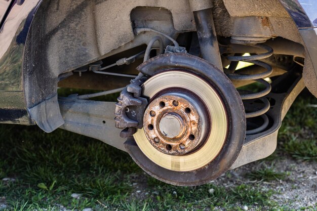 Foto close-up di un'auto d'epoca sul campo