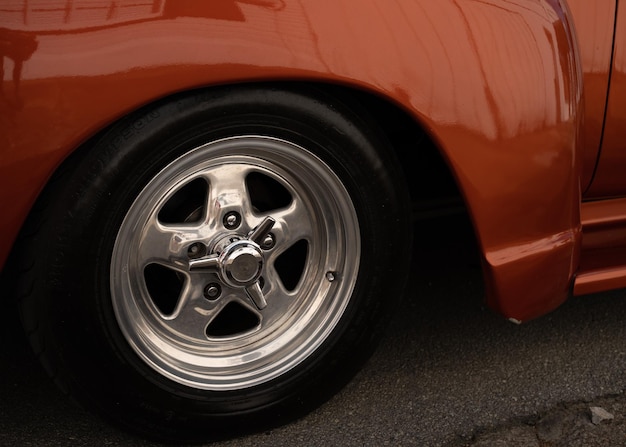 Foto close-up di un'auto d'epoca su strada