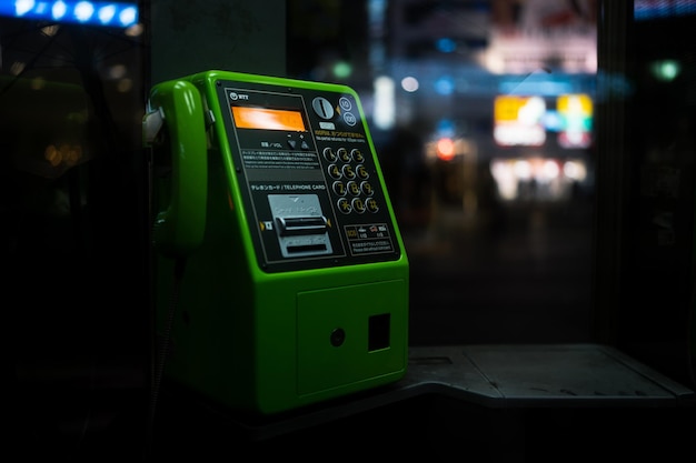 夜の通りでのヴィンテージカーのクローズアップ