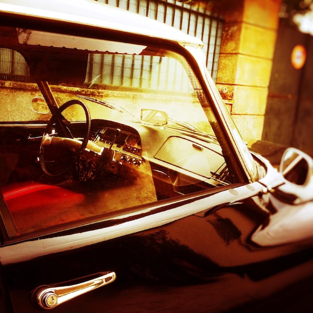 Photo close-up of vintage car on street