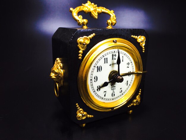Photo close-up of vintage clock on table