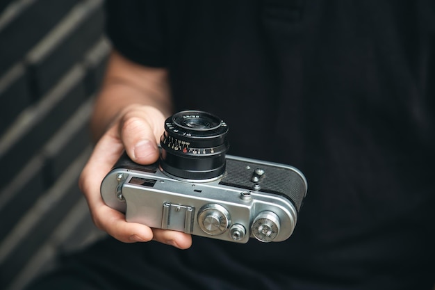 Close-up vintage film retro camera in mannelijke handen