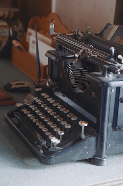 Foto close-up di una macchina da scrivere d'epoca sul tavolo