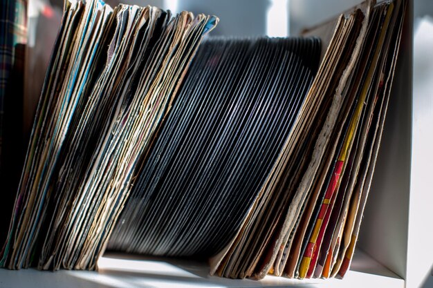 Photo close-up of vinyl records in shelf