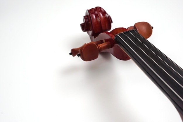 Foto primo piano del collo del violino su sfondo bianco con spazio per la copia strumento e concetto musicale