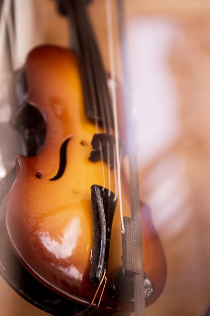 Foto close-up di un violino in vendita in un negozio