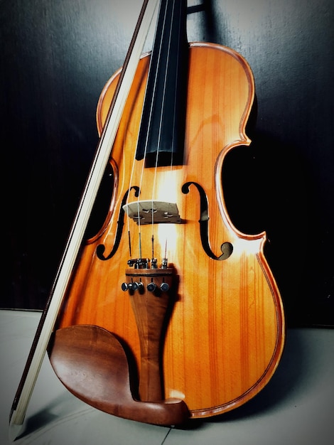 Photo close-up of violin on table