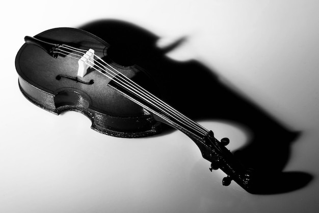 Foto close-up di un violino su sfondo bianco
