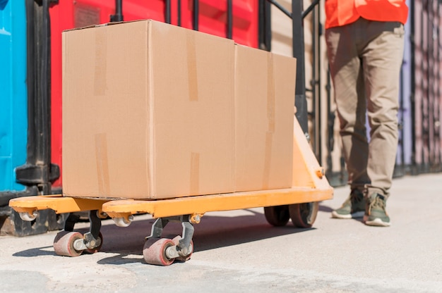 Close-up voeten in de buurt van pallettruck