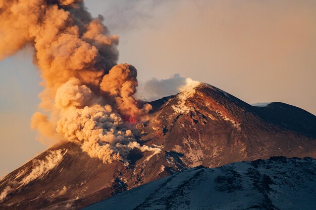 Photo close-up of volcanic mountain against sky during winter