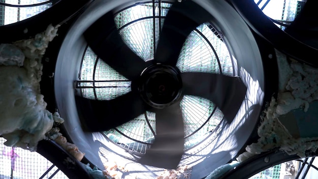 Close-up voor snelle spinnig bladen van het coolig systeem voorraad beelden industriële airconditioner
