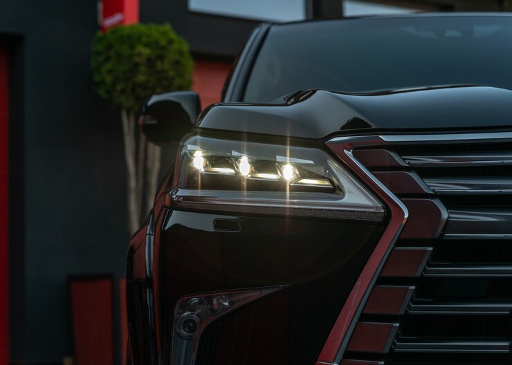 Close-up vooraanzicht van zwarte kleur moderne crossover Front verlichte koplampen van nieuwe luxe auto