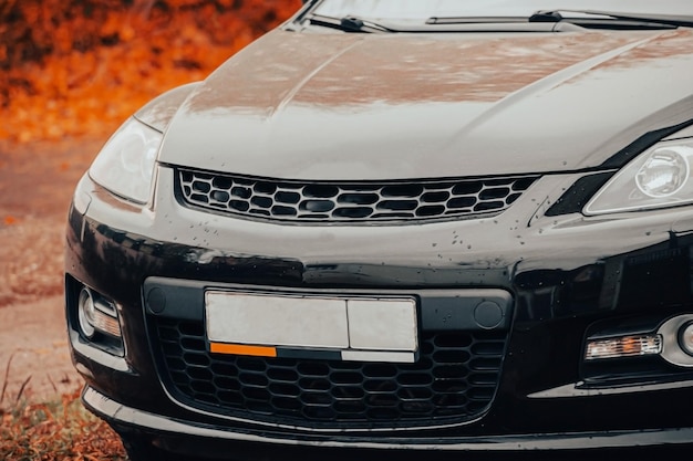 Close-up voorkant van nieuwe bruine parkeerplaats op de asfaltweg