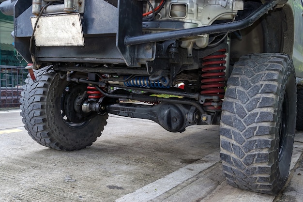 Close-up voorwiel en ophanging van de vierwielaangedreven pick-uptruck.