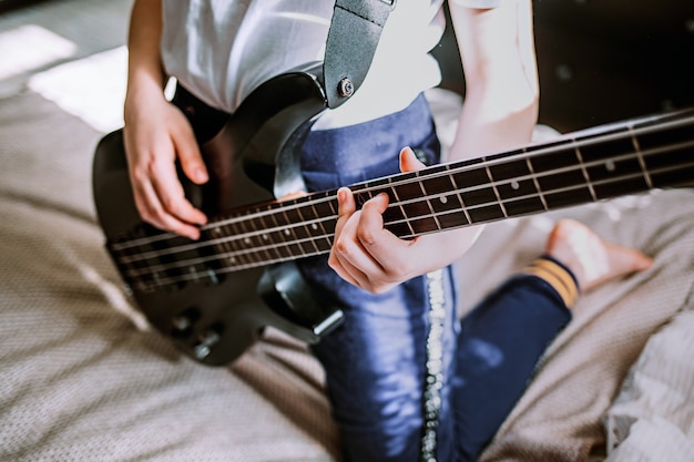 Close-up vrouw basgitaar spelen