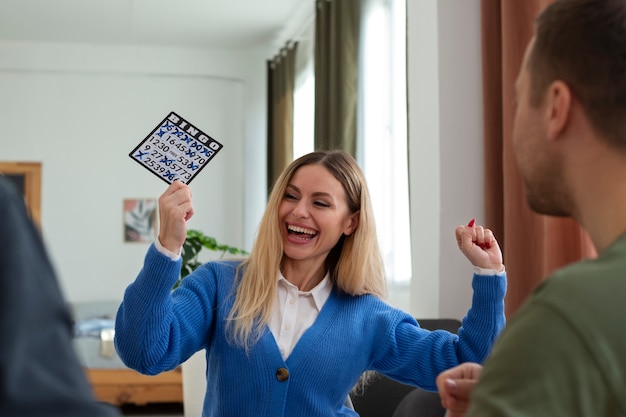 Close-up vrouw bingo spelen