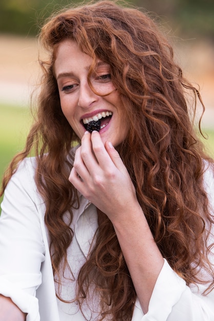 Foto close-up vrouw bramen eten