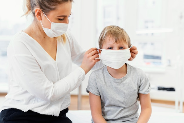 Close-up vrouw en kind masker dragen